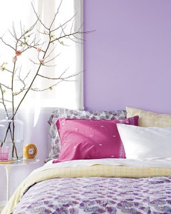 El lila es un color original e inesperado en el dormitorio Foto: Martha Stewart.com Color en la Foto: Spring Violets 2S1-4