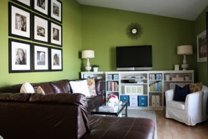 El verde no sólo refresca el espacio, sino también la vista, por lo que es ideal en la sala de TV Foto:imgspark.com Color en la foto: Desert Saguaro 3L1-7