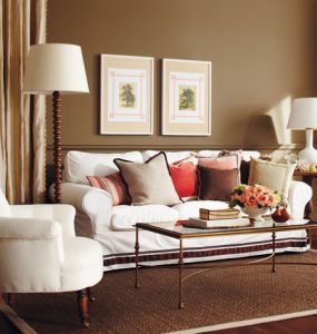 Observa cómo el mobiliario y accesorios en tonos claros avivan el espacio Foto House and Home.com 
