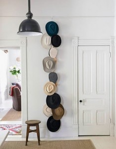 ¡Hasta los sombreros pueden ser un elemento decorativo! Foto: Apartment Therapy