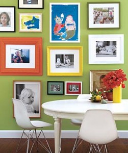 Observa cómo se mezclan fotos familiares con arte infantil. El común denominador para que este conjunto se vea bien es la "marialuisa" blanca en todos los marcos. Color en la foto: Summer Salad 3L1-6